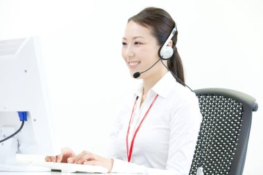 tebessüm eden Japon müşteri hizmetleri temsilcisi 