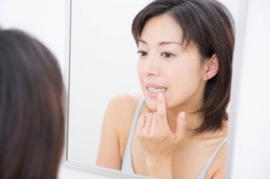 kendisi aynaya bakıyorum kadın 