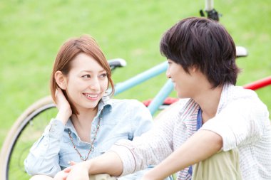 Parktaki mutlu Asyalı çift