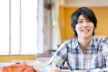 Üniversitede okuyan Asyalı bir üniversite öğrencisinin portresi