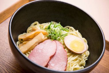 Japon usulü jambonlu ramen, yumurta ve yeşil soğan.. 