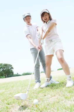 çimenlerin üzerinde Golf oynarken Çift