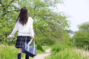 Bavullu genç kadın.