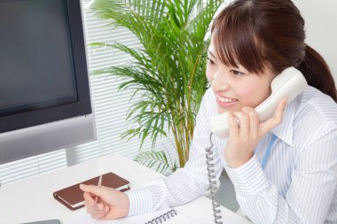 Asyalı kadın çağrı merkezi müdürü.