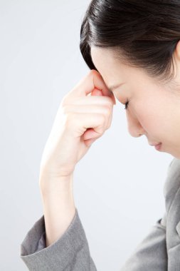 Asyalı kadının başı ağrıyor, stüdyo çekimi. 