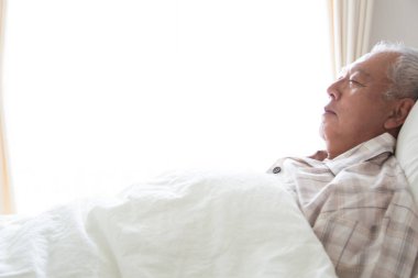 Yatakta hasta bir adam var.