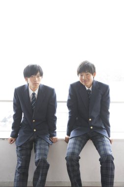 Sınıftaki genç erkek öğrenciler. 