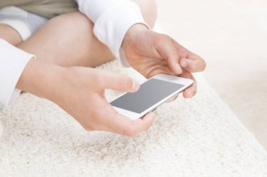 Akıllı telefon tutan çocuğun elleri  