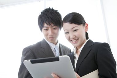 Ofisinde tableti olan iş adamları