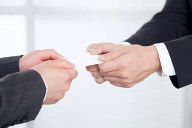 Kartvizit tutan iş adamları, kapatın.