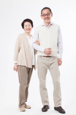 Mutlu son sınıf çifti gülümsüyor. 