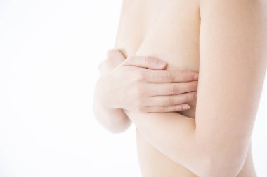 Beyaz stüdyo arka planında poz veren iç çamaşırlı bir kadın. İç çamaşırlı kadın vücuduna yakın çekim. 