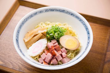 Japon erişteleri beyaz kasede servis edilir.