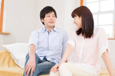 Asyalı çift yatakta. 