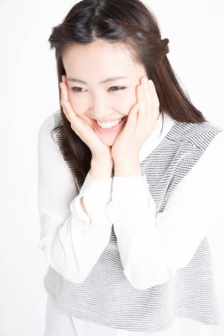 Gülümseyen genç Asyalı kadın portresi 