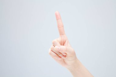 Beyaz arka planda el hareketi yapan kadınların yakın çekimi. 