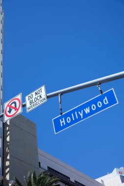 Şehirdeki Hollywood sokak tabelasının manzarası
