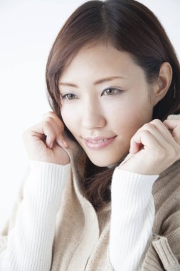 Beyaz arka planda pançolu güzel Asyalı kadın portresi.