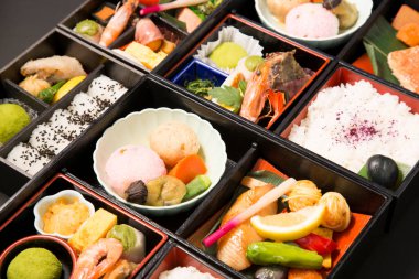 Bento 'da çeşitli lezzetli Asya yemekleri.