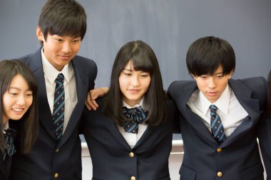 Bir grup öğrenci gülümsüyor.