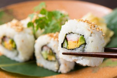 Geleneksel lezzetli suşi seti. Suşi menüsü. Japon mutfağı, restoran. Deniz ürünleri, Asya yemekleri.