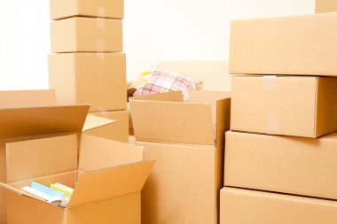 yeni odada kutuları taşıma