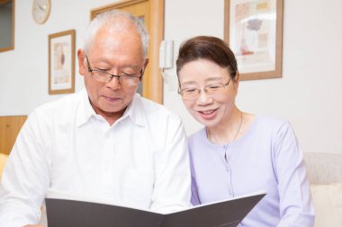 Asyalı çiftlerin belge okumasını kapat 