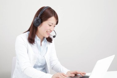 müşteri servis operatörü ile kulaklık