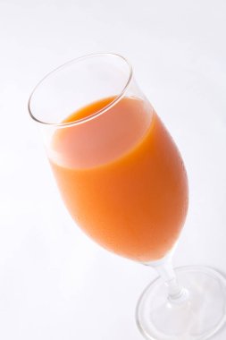 taze havuç suyu cam beyaz zemin üzerine