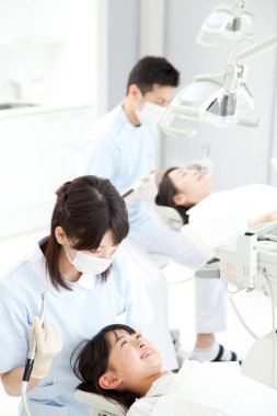 Dişçi ekibi diş sağlığı kliniğinde çalışıyor.