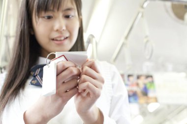 Trendeki genç Asyalı kadın.