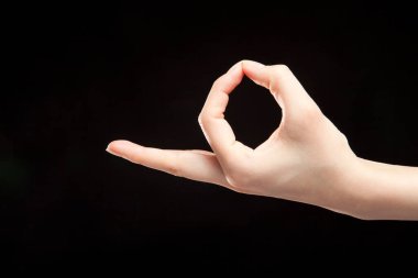 Siyah arka planda hareket gösteren kadın elini kapat