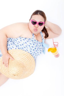 Kalp şeklinde güneş gözlüklü kız kokteyl içiyor.
