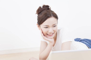 katta dizüstü bilgisayar kullanan genç Asyalı kadın 