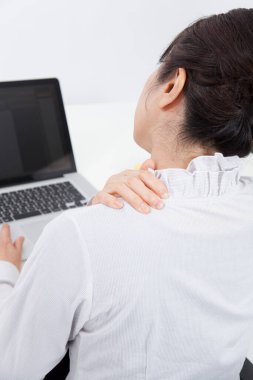İş yerinde sırtı ağrıyan bir kadın 