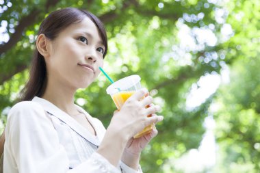 Bahçede meyve suyu içen kadın