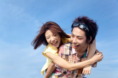 Genç çift parkta eğleniyor.