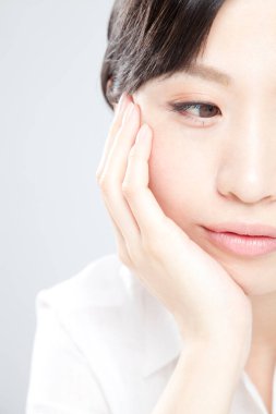 Baş ağrısı olan genç bir kadın.