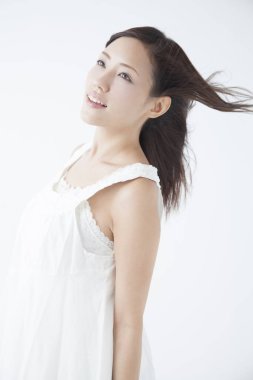 Asyalı bir güzel genç kadın uzun saçlı studio poz