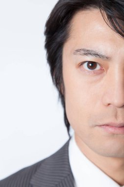 Beyaz takım elbiseli Japon işadamının portresi.