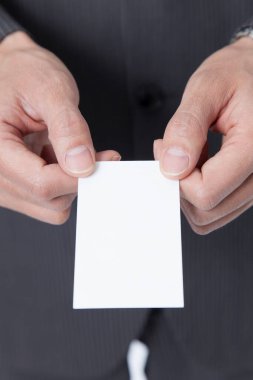 Adamın elinde boş kartvizit var.