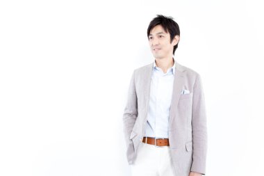 Beyaz arka planda takım elbiseli genç Japon iş adamı. 