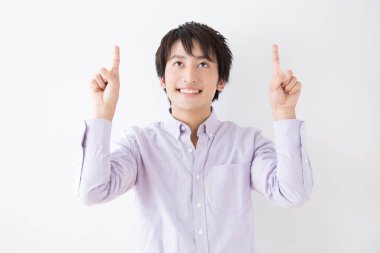 Asyalı genç adam işaret ediyor 