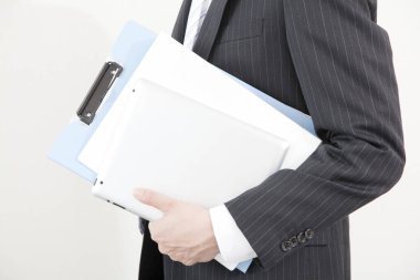 iş adamı klasör ve tablet tutuyor 