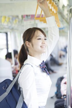 Arka planda trendeki genç Japon kız.