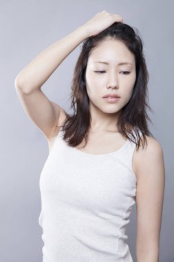 Genç ve güzel Asyalı kadının stüdyo fotoğrafı.