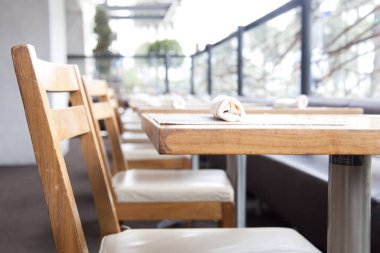 Restoranda boş bir masa var.