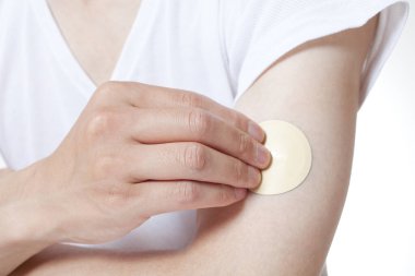 Yuvarlak yapıştırıcıyı kolunun üst kısmına yapıştırıyorum.