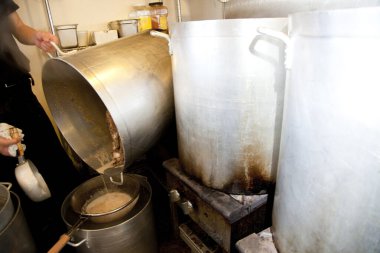 Mutfakta pişirme işlemi. Kapatın. 