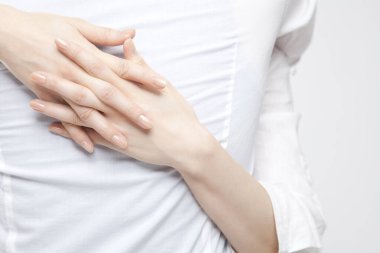 Genç Asyalı kadın erkeğine sarılıyor. aşk konsepti.